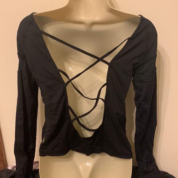 2 workout tops with open backs - Picture 4 of 15